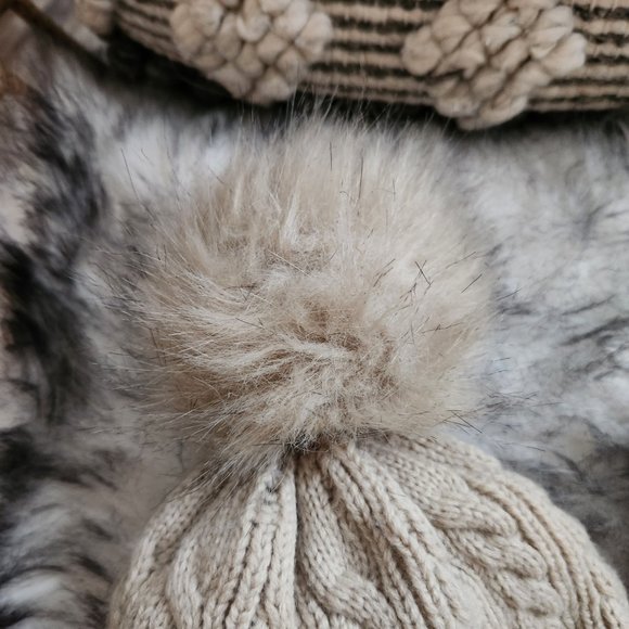 Two women's winter hats - Picture 2 of 8